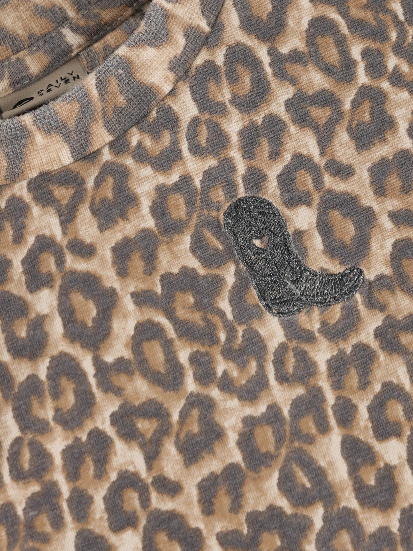 Daily7 T-shirt Dress Sandshell Leopard - detail