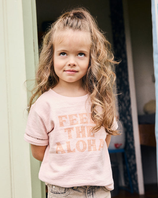 Daily Seven T-shirt Feel The Aloha - Roze Artwork - voorkant gestyled