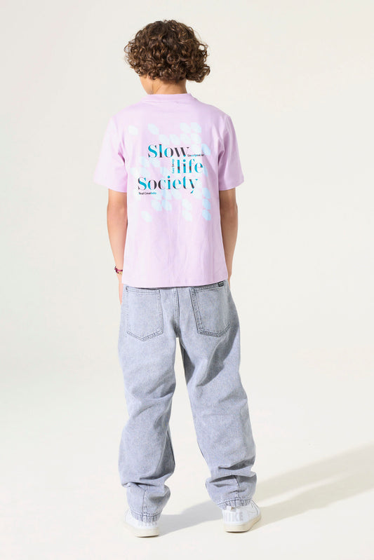 GARCIA jongens T-shirt Pale Syrup met Slow Life Society backprint - styling achterkant
