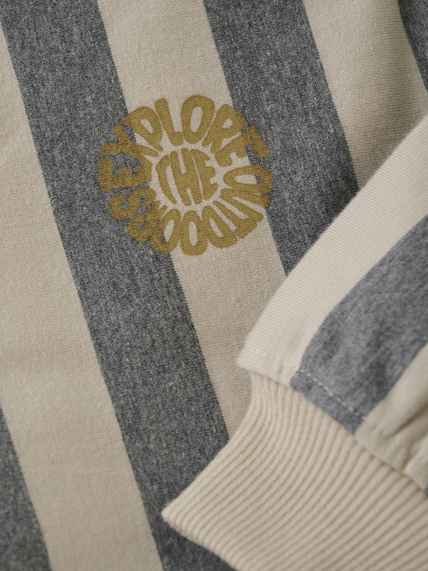 OVERSIZED SWEATER MET STREPEN