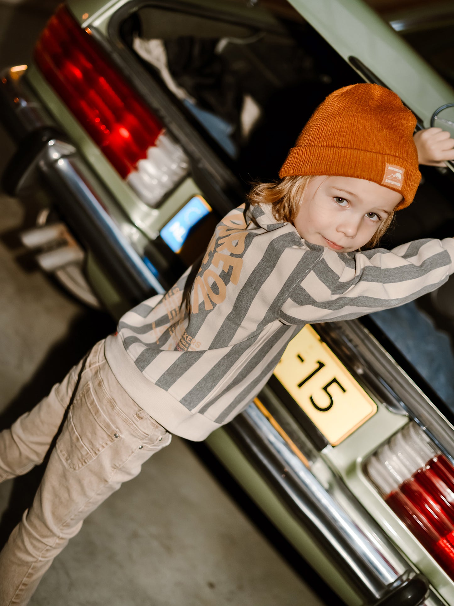OVERSIZED SWEATER MET STREPEN