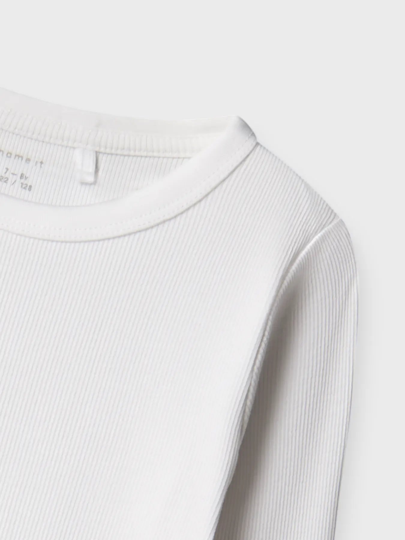 Close-up ribgebreide structuur witte longsleeve NAME IT