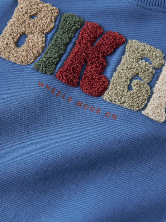 NAME IT bikertrui jongens blauw - detail print voorkant