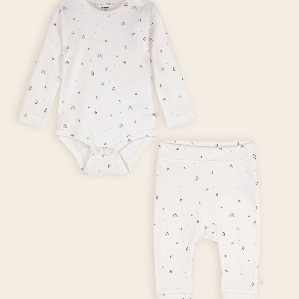 Deze 2-delige set van Nono Baby bestaat uit een trendy romper en een bijpassende jogger legging. Het perfecte duo voor een comfortabele en stijlvolle look voor je kleintje, ideaal voor dagelijks gebruik of speciale gelegenheden.
Kenmerken:
Romper:
Zacht en huidvriendelijk materiaal: Gemaakt van hoogwaardige stoffen die comfortabel aanvoelen en geschikt zijn voor de gevoelige huid van je baby.
Handige sluiting: Voorzien van drukknoopjes aan de onderkant voor eenvoudig aan- en uittrekken, perfect voor snelle