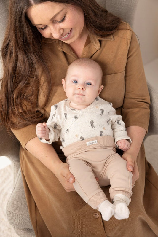 Baby draagt Feetje Sea Sweeties sokken - crèmekleurige babysokken met zeedieren