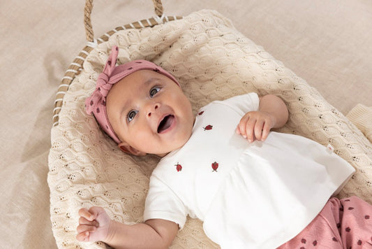 Meisje draagt wit FEETJE Ladybug t-shirt met vrolijke print