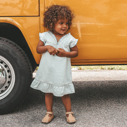 YOUR WISHES Ruffle Dress meisjes jurk in Sunlit Blue styling voorbeeld