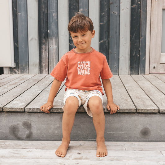 Jongen draagt YOUR WISHES ginger T-shirt met Catch a Wave print