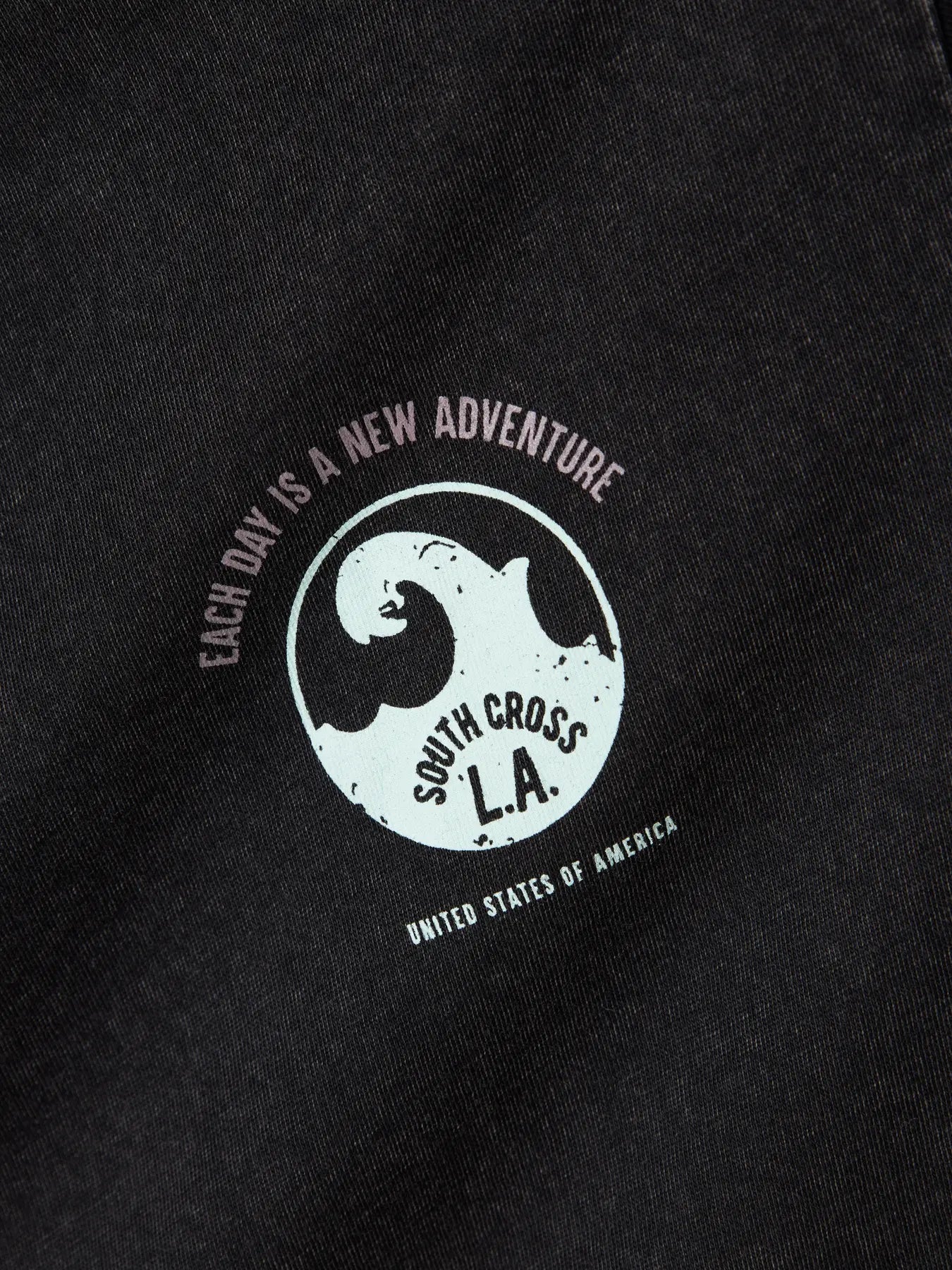 T-SHIRT NEW ADVENTURE ZWART