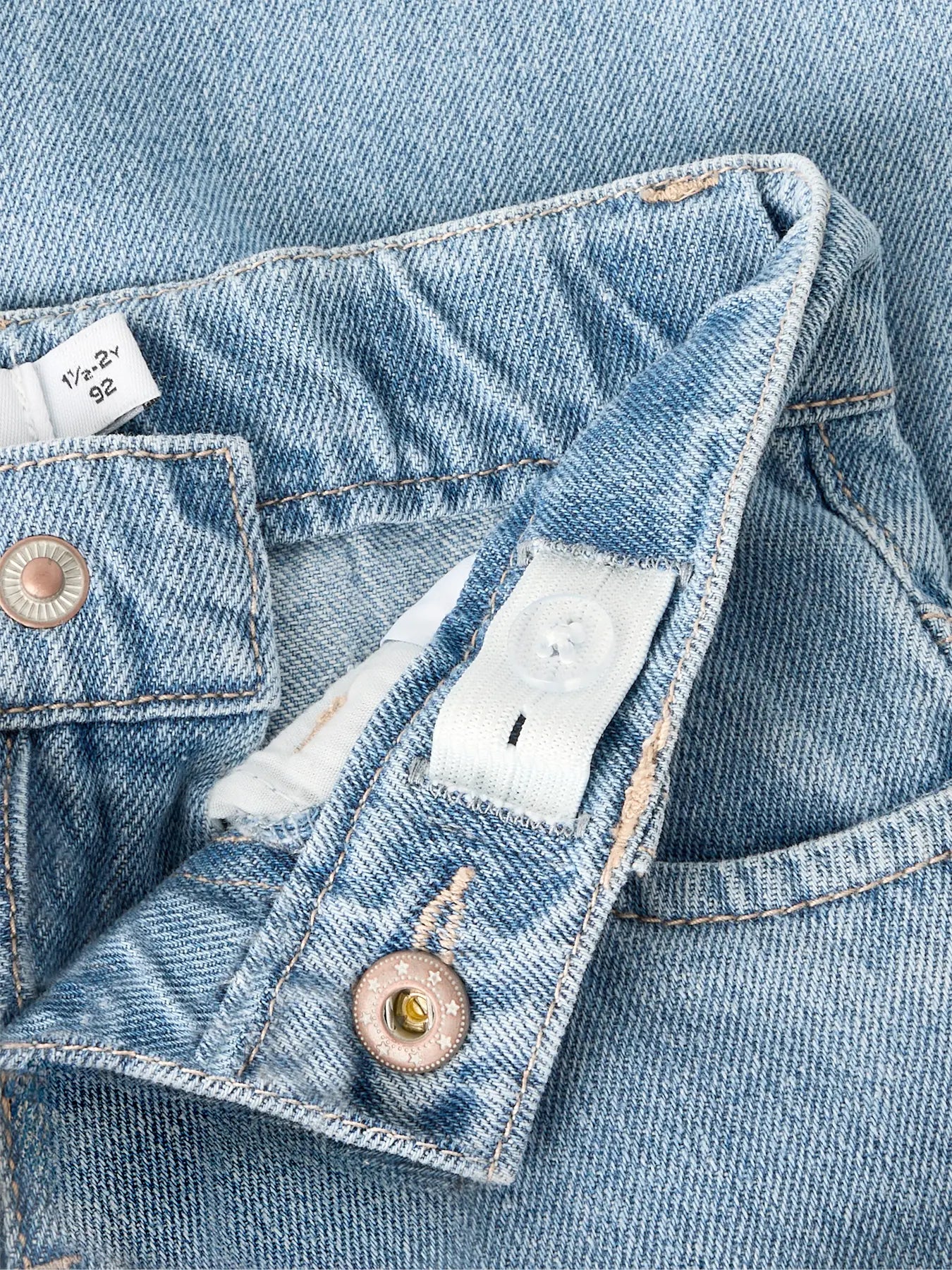 JEANS MET WIJDE PIJPEN EN LEUK BORDUURSEL
