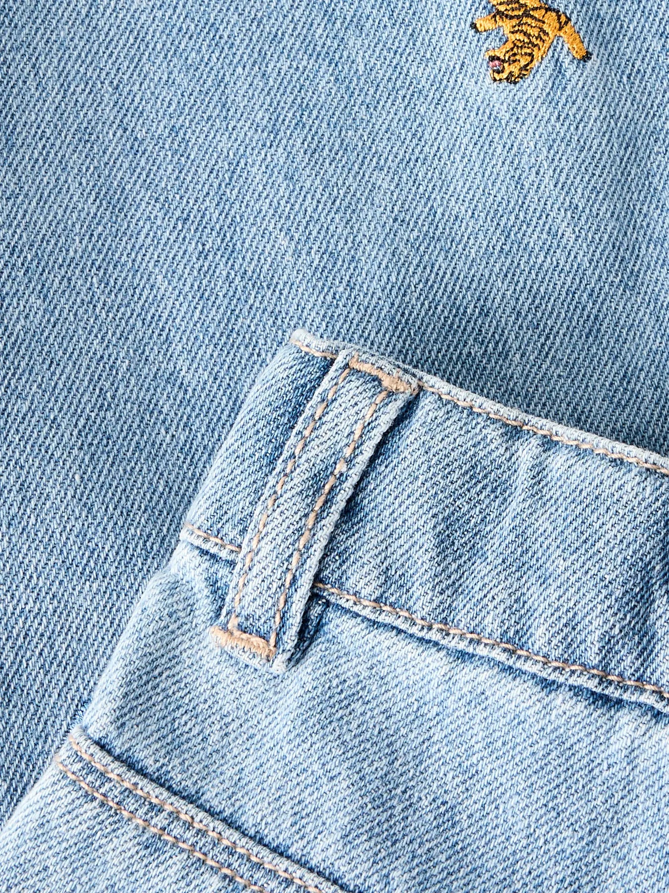 JEANS MET WIJDE PIJPEN EN LEUK BORDUURSEL