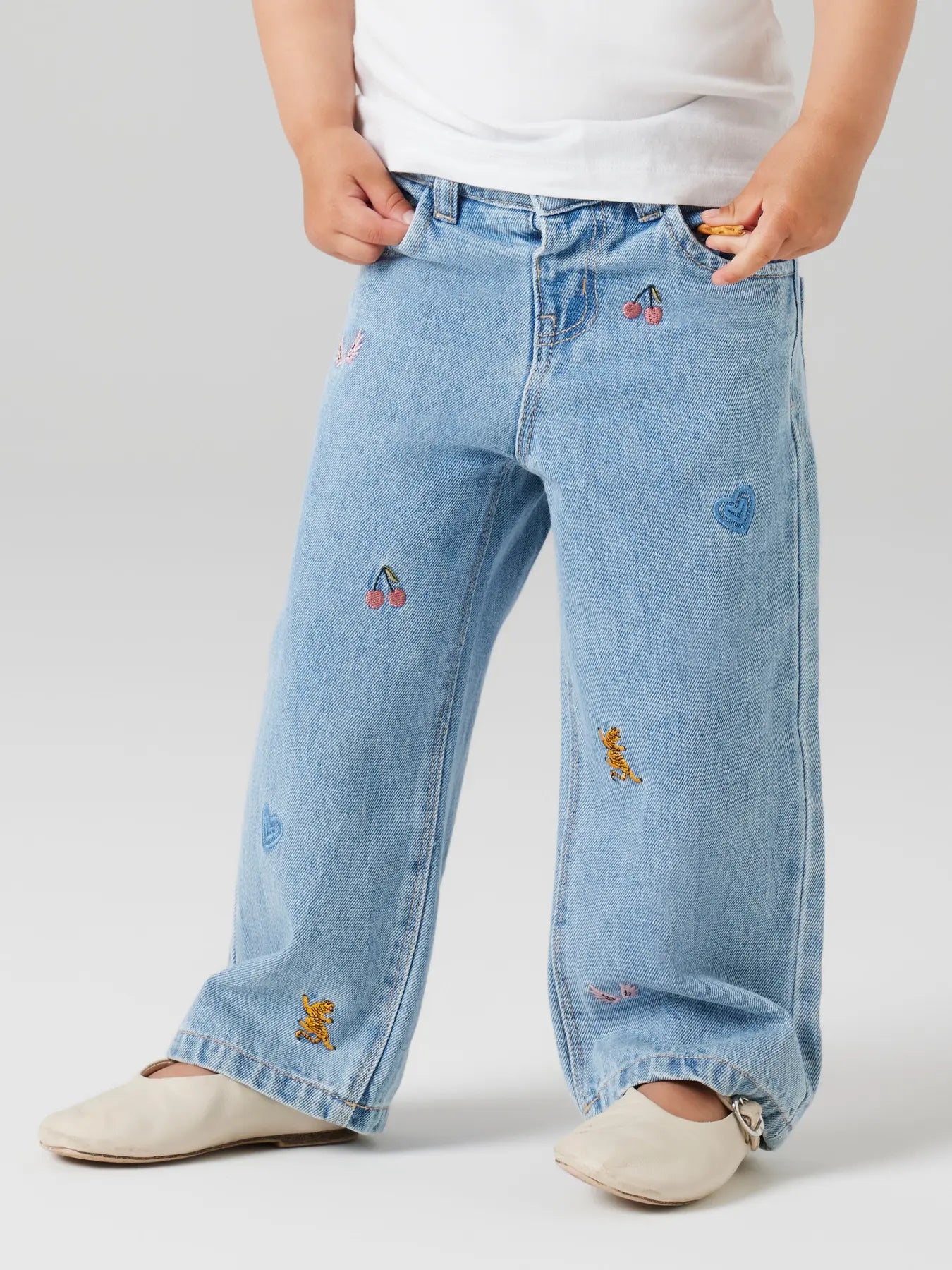 JEANS MET WIJDE PIJPEN EN LEUK BORDUURSEL