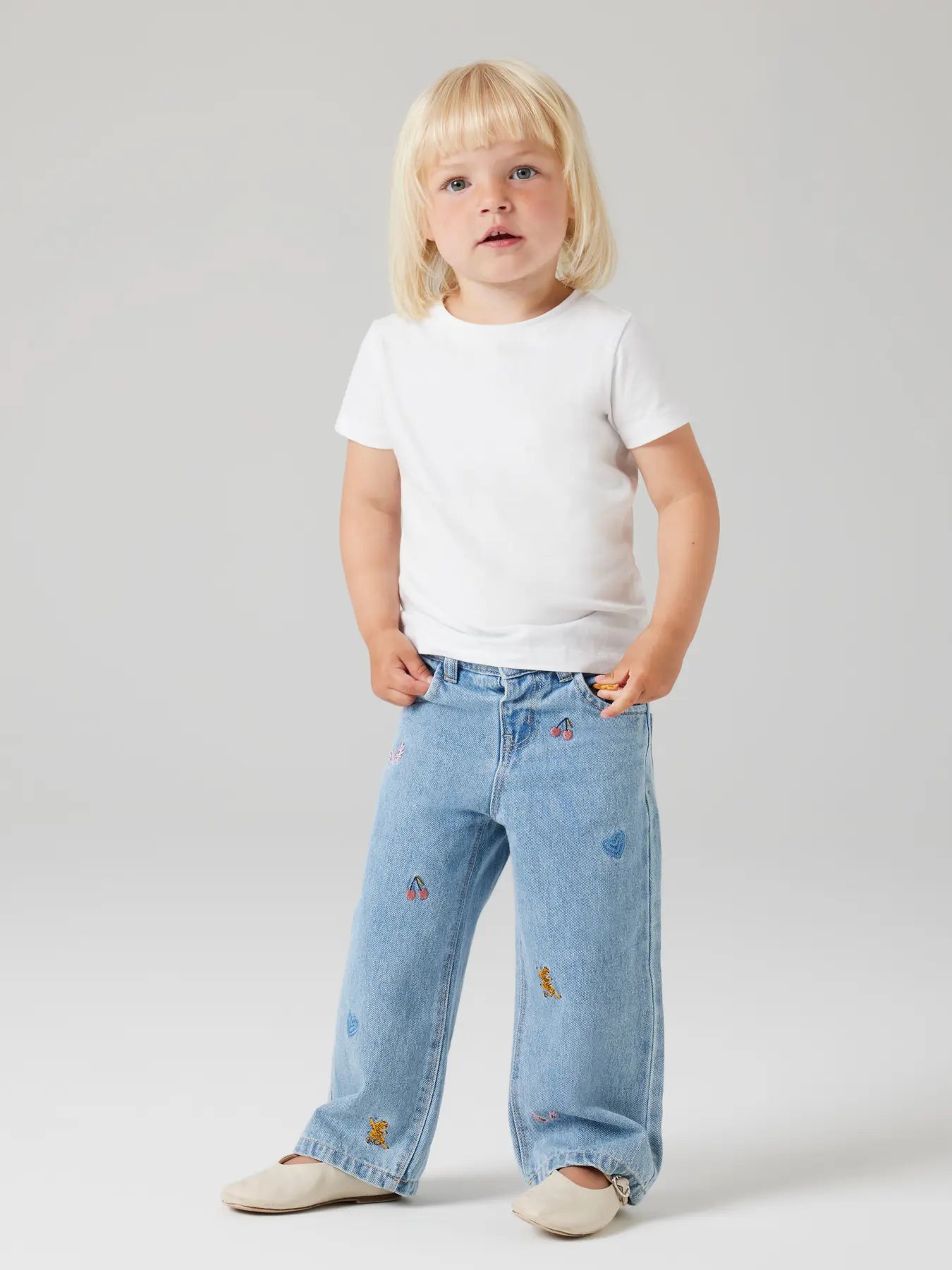 JEANS MET WIJDE PIJPEN EN LEUK BORDUURSEL