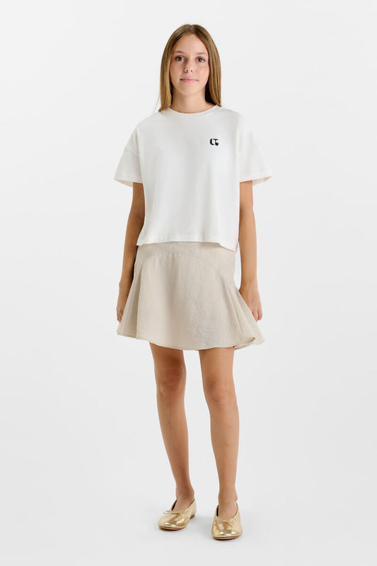 Meisje draagt crème rokje van LE TEMPS DES CERISES