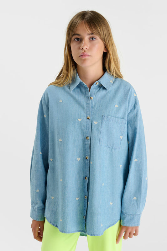 Blauw meisjeshemd Le Temps des Cerises - detail hartjespatroon - meisje draagt hemd