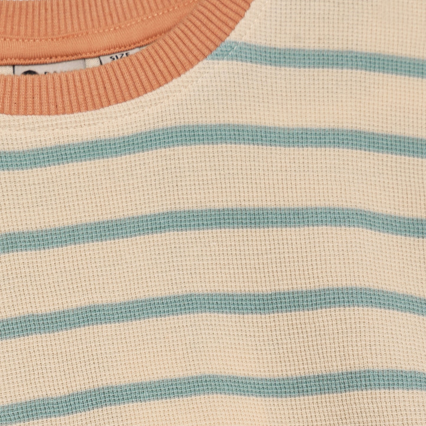 Daily Seven Oversized T-shirt Stripe - Lichtblauw Gestreept - detail hals