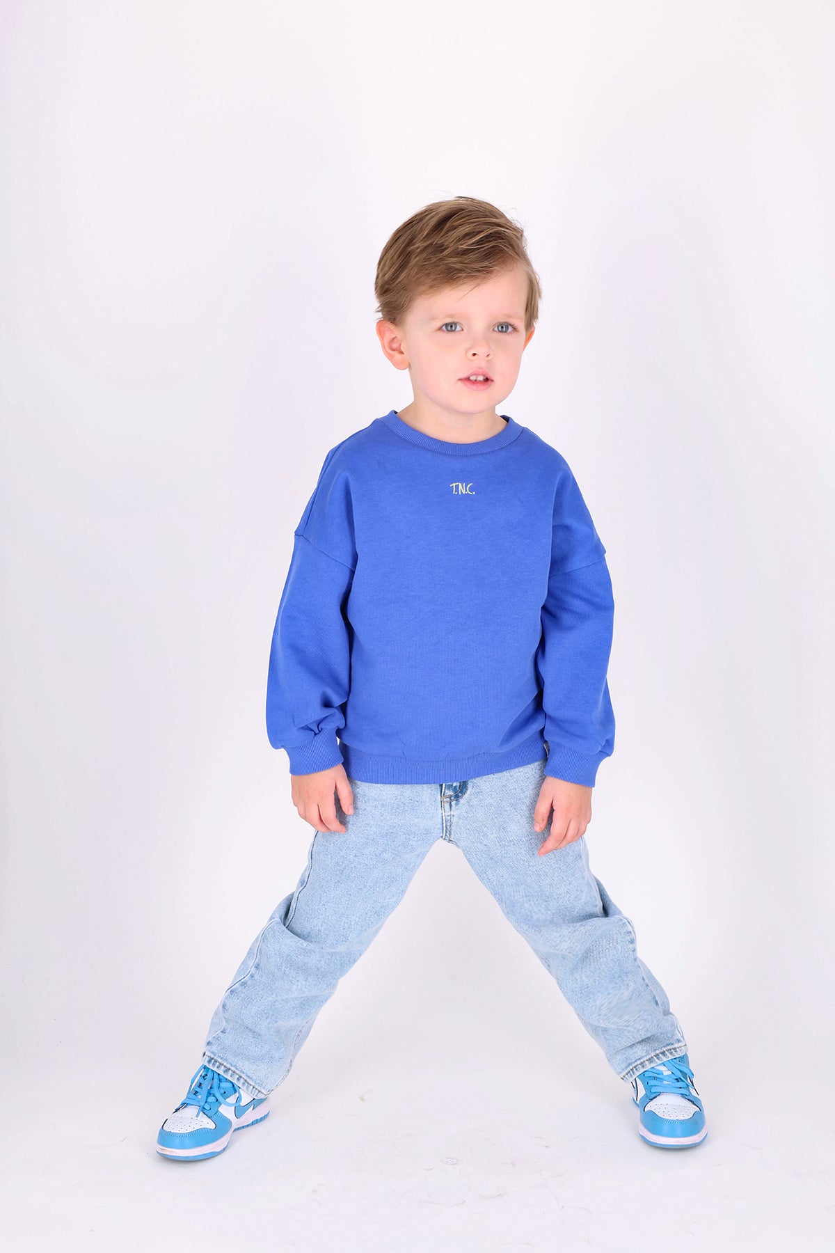 THE NEW CHAPTER blauwe kindersweater Hocus Pocus - jongen draagt sweater