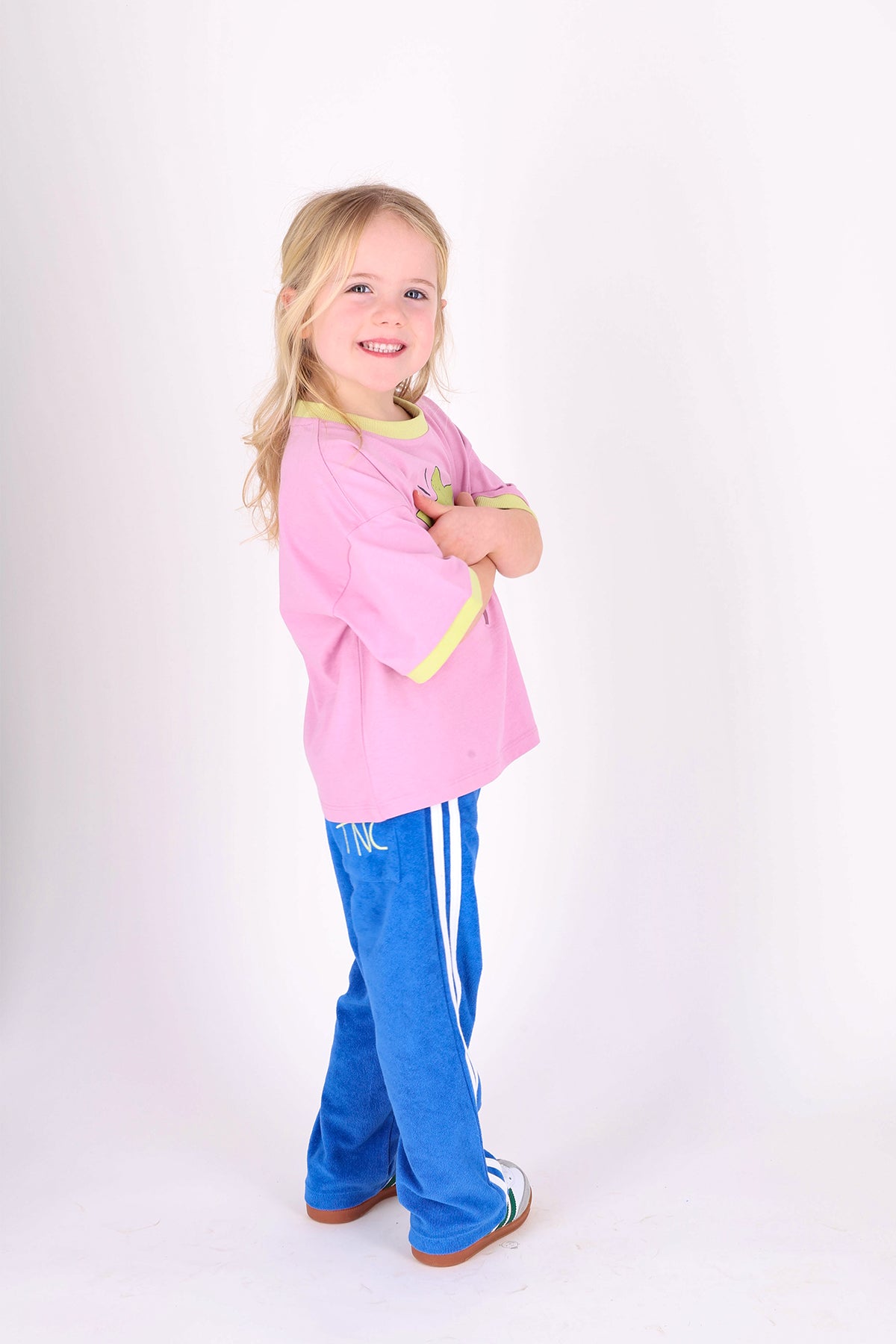 Roze meisjes t-shirt THE NEW CHAPTER met toverstok - close-up print detail