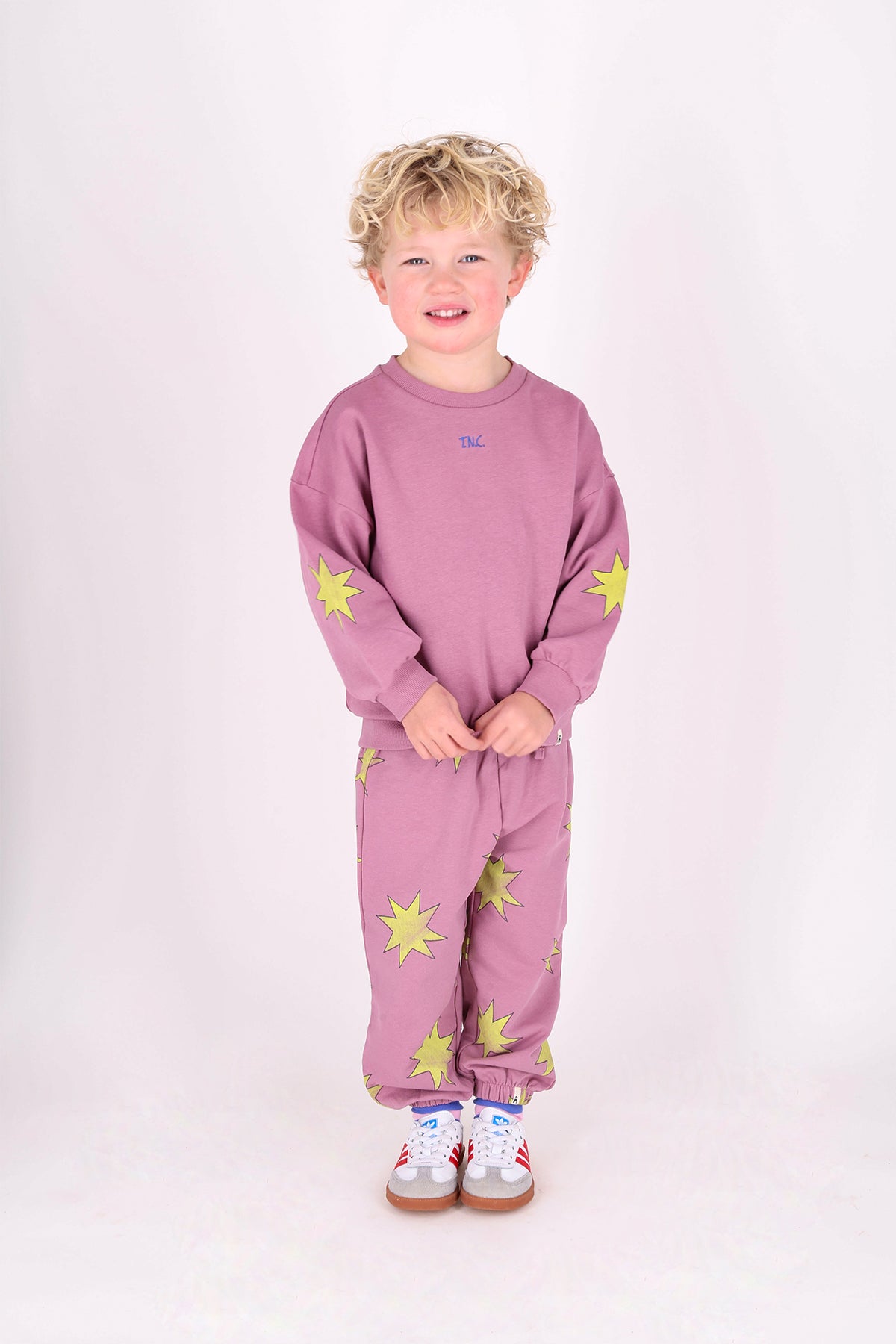 Meisje draagt roze kinderbroek met sterrenpatroon van THE NEW CHAPTER