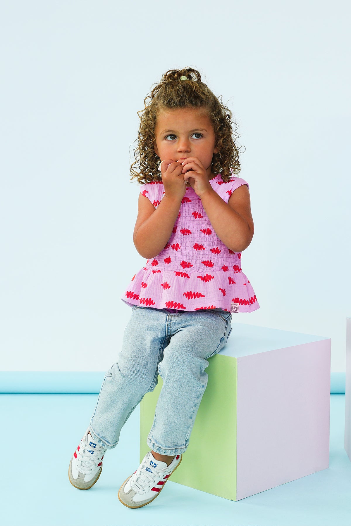 The New Chapter Top Melle AOP Giant Steps meisjes t-shirt zijkant met speelse print
