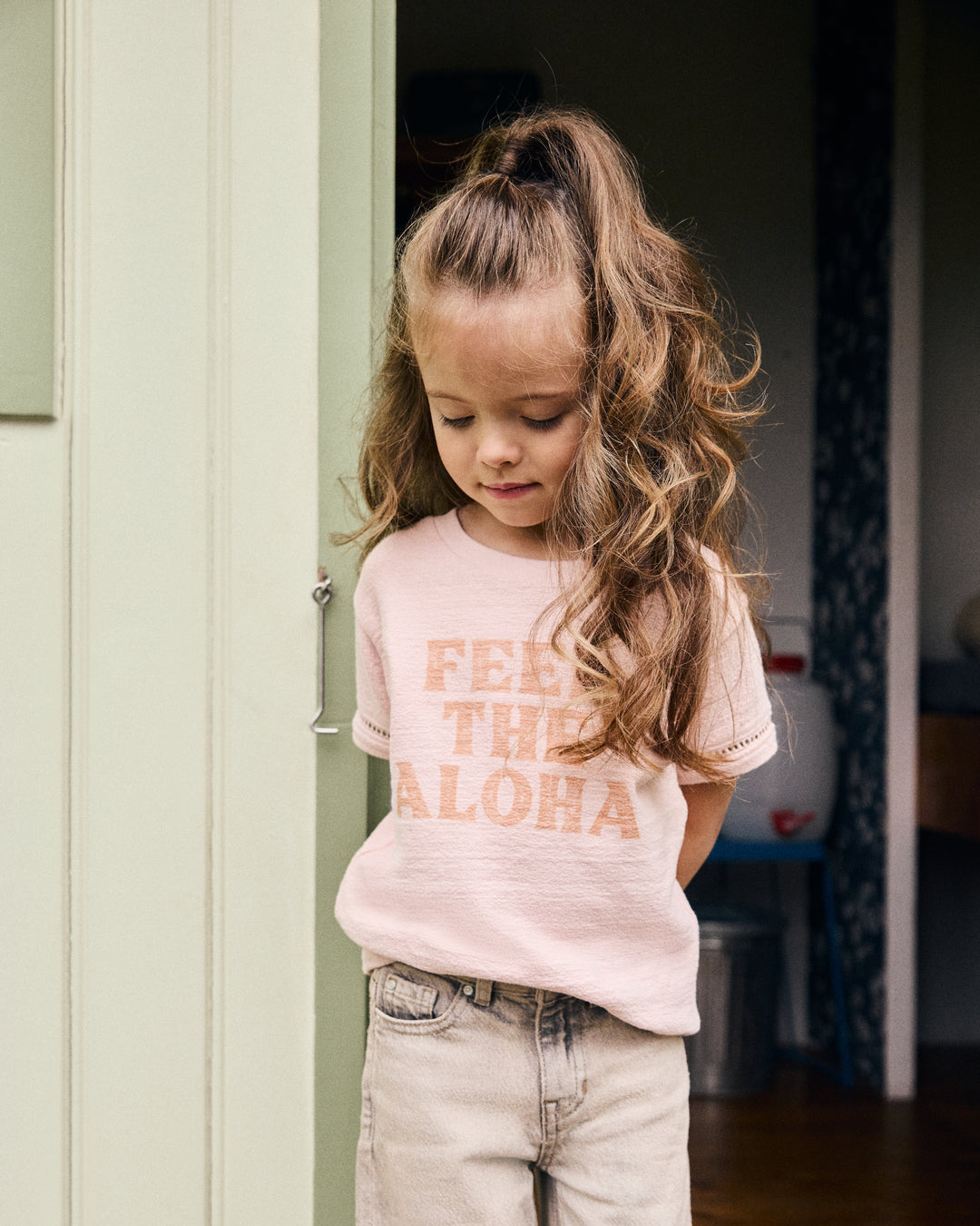 Daily Seven T-shirt Feel The Aloha - Roze Artwork - gestyled voorkant