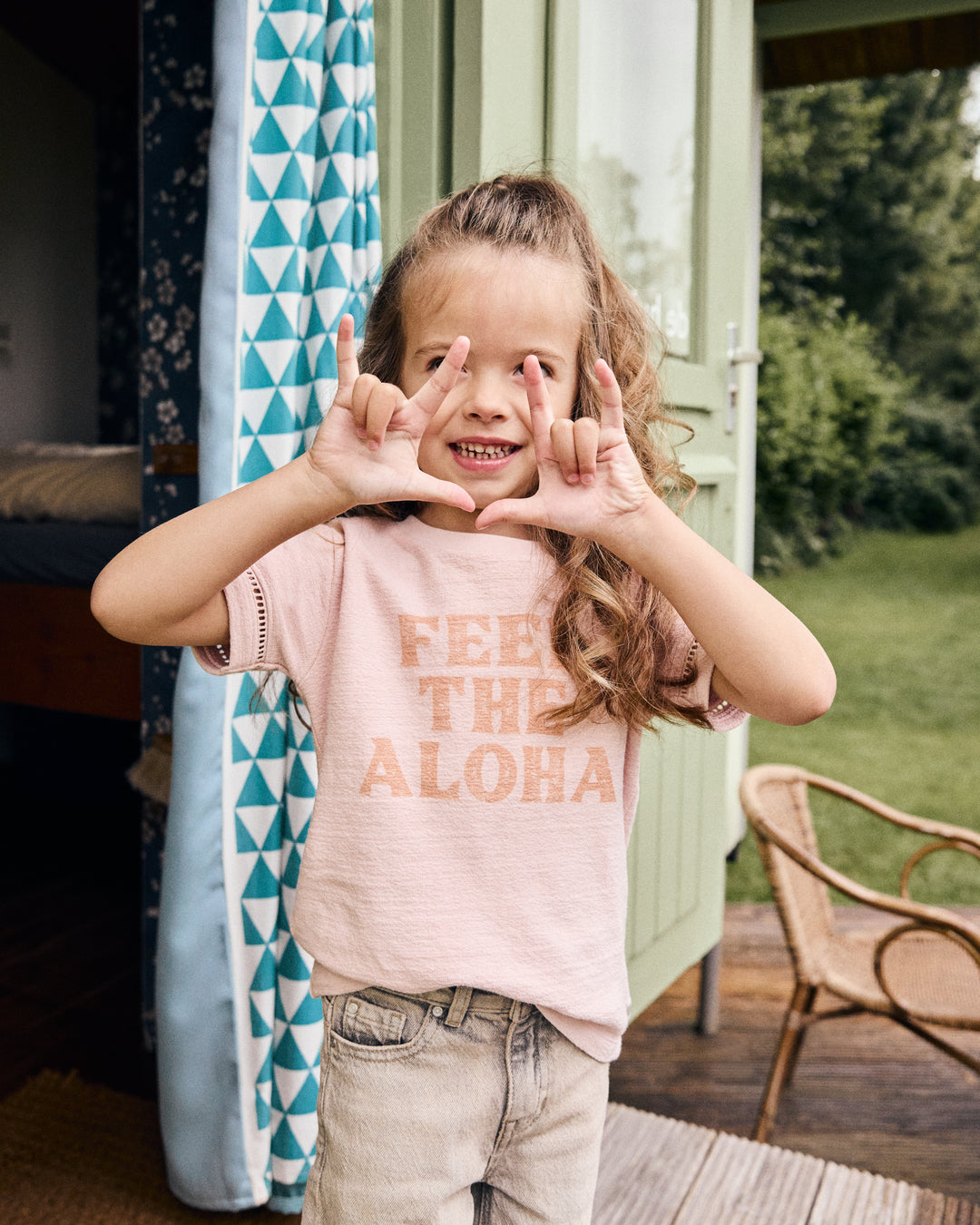 Daily Seven T-shirt Feel The Aloha - Roze Artwork - voorkant gestyled met jeans