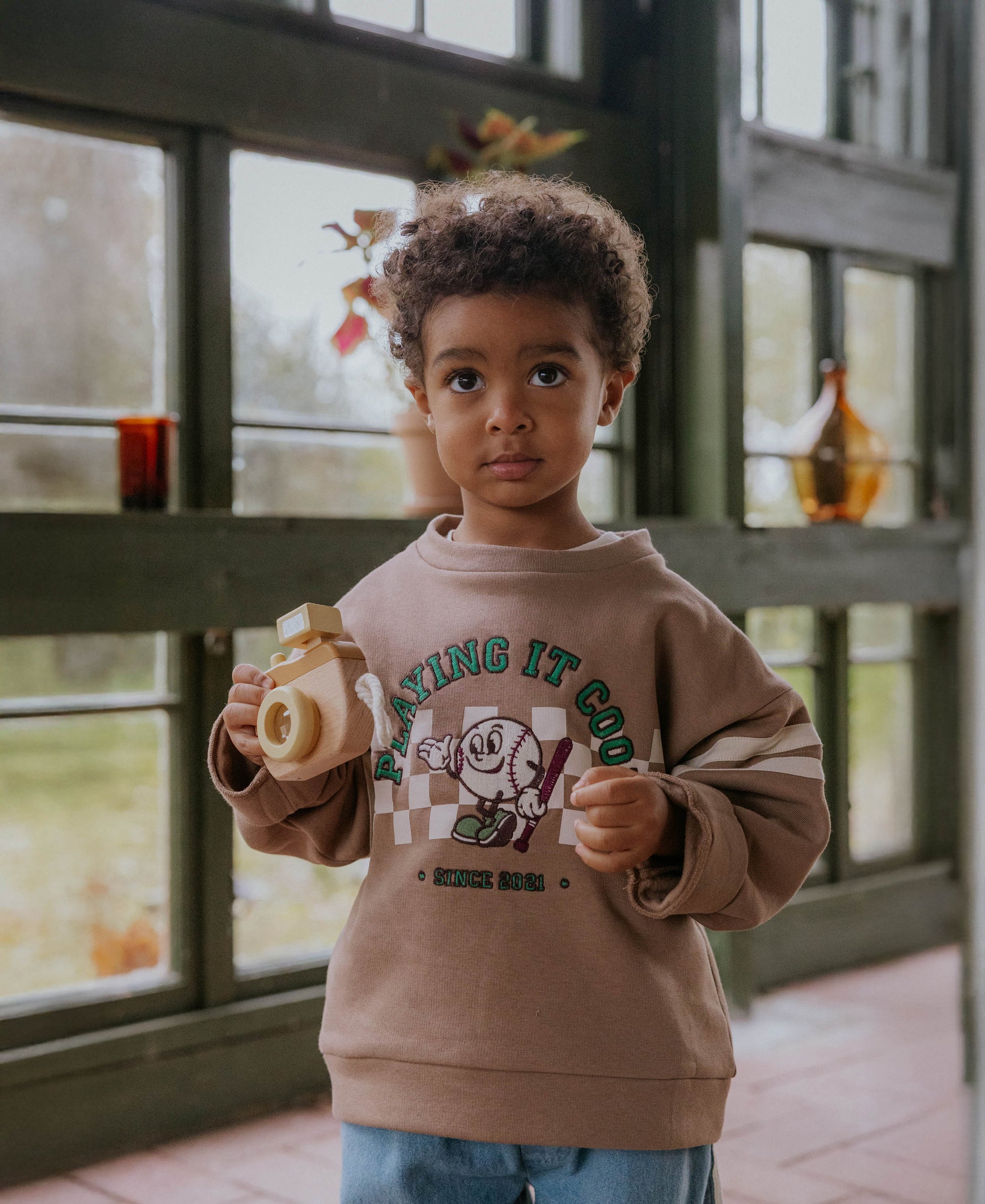 Sweater Alvin van Fliink met baseball - gestyled close up