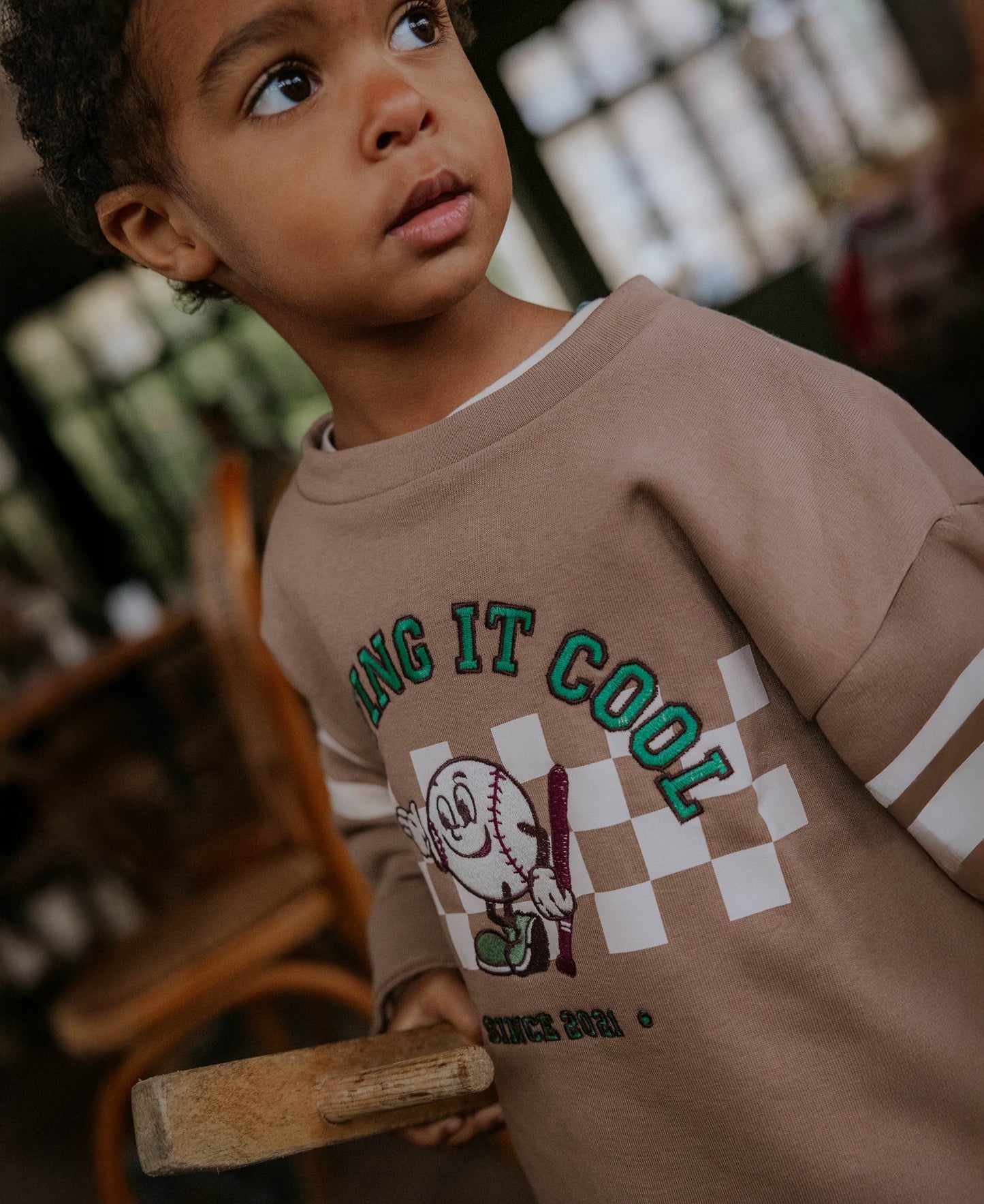 Sweater Alvin van Fliink met baseball - close up