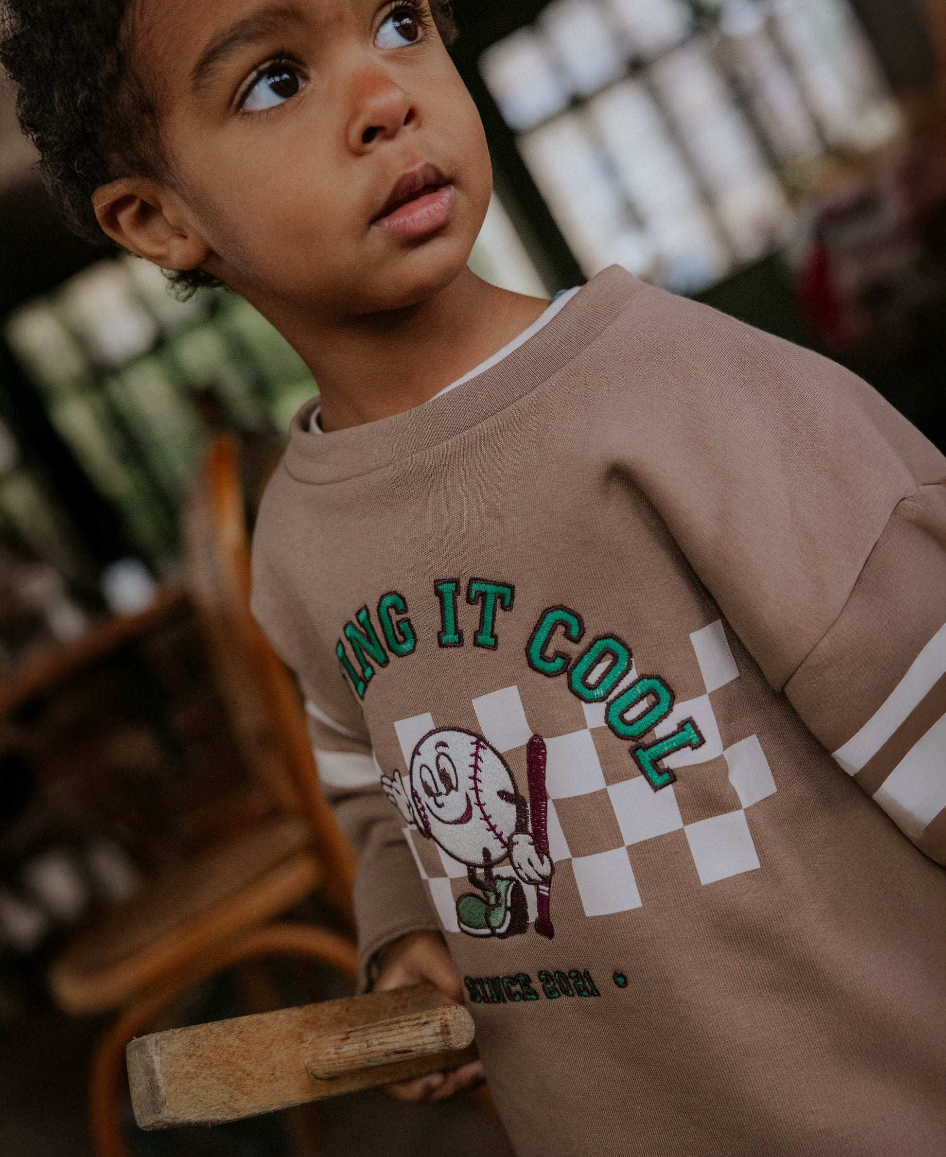 Sweater Alvin van Fliink met baseball - close up