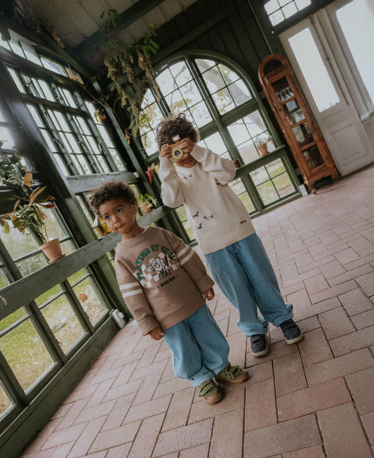 Sweater Alvin van Fliink met baseball gestyled op Donny jeans