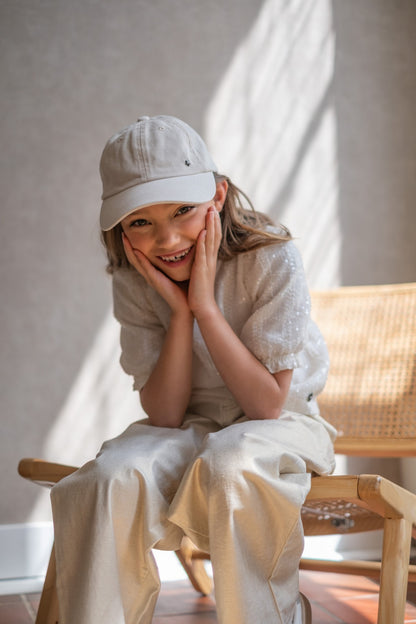 Close-up coated finish op stretch denim meisjes jeans – trendy coated jeans kind detail