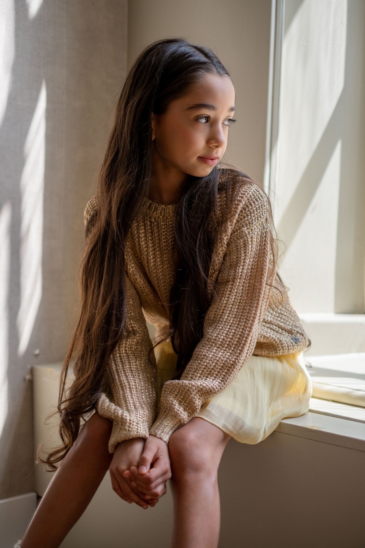 Like Flo Djuna gold knit - close-up goudkleurige afwerking