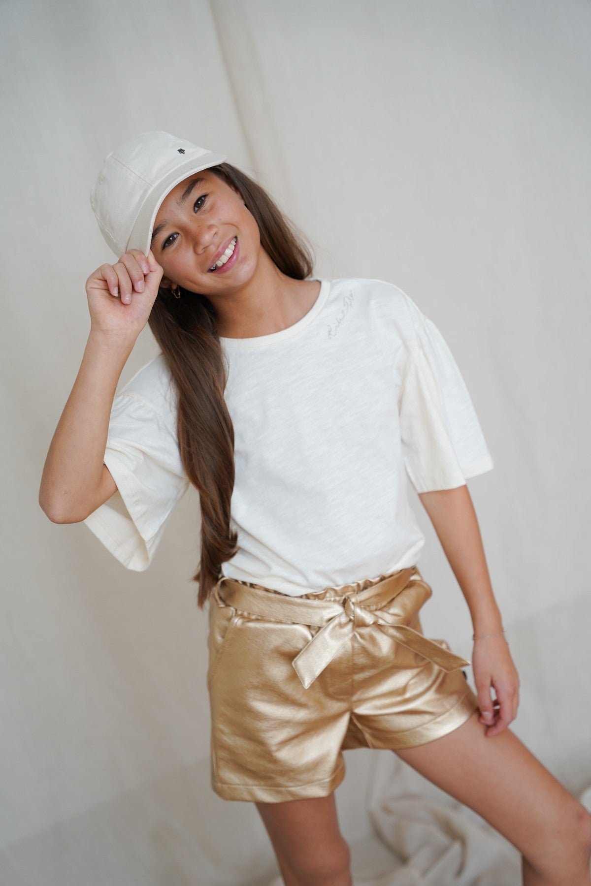 Like Flo Estelle T-shirt off-white zijkant met speelse ruffle details