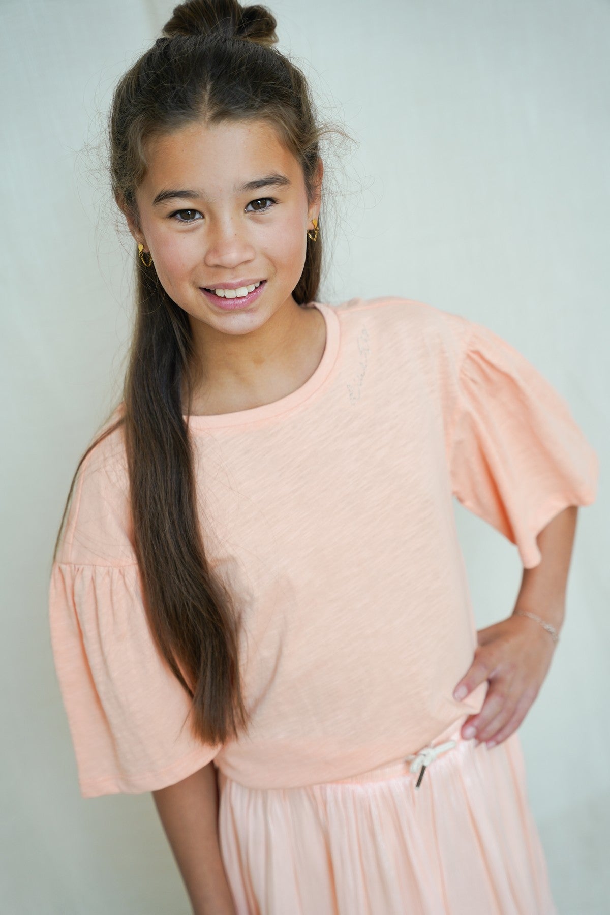 Like Flo Estelle T-shirt soft peach - zijkant met ruffle detail
