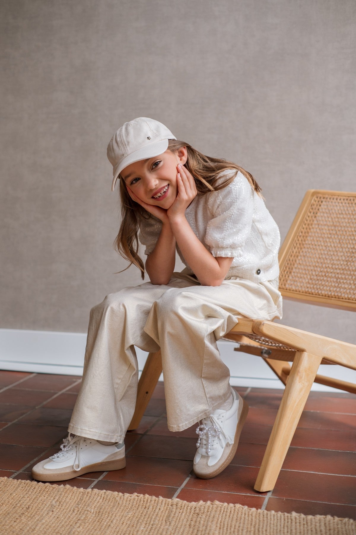 Meisjes outfit met coated jeans, stretch denim met leer-look effect – zijaanzicht meisjesbroek