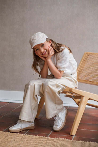 Meisjes outfit met coated jeans, stretch denim met leer-look effect – zijaanzicht meisjesbroek