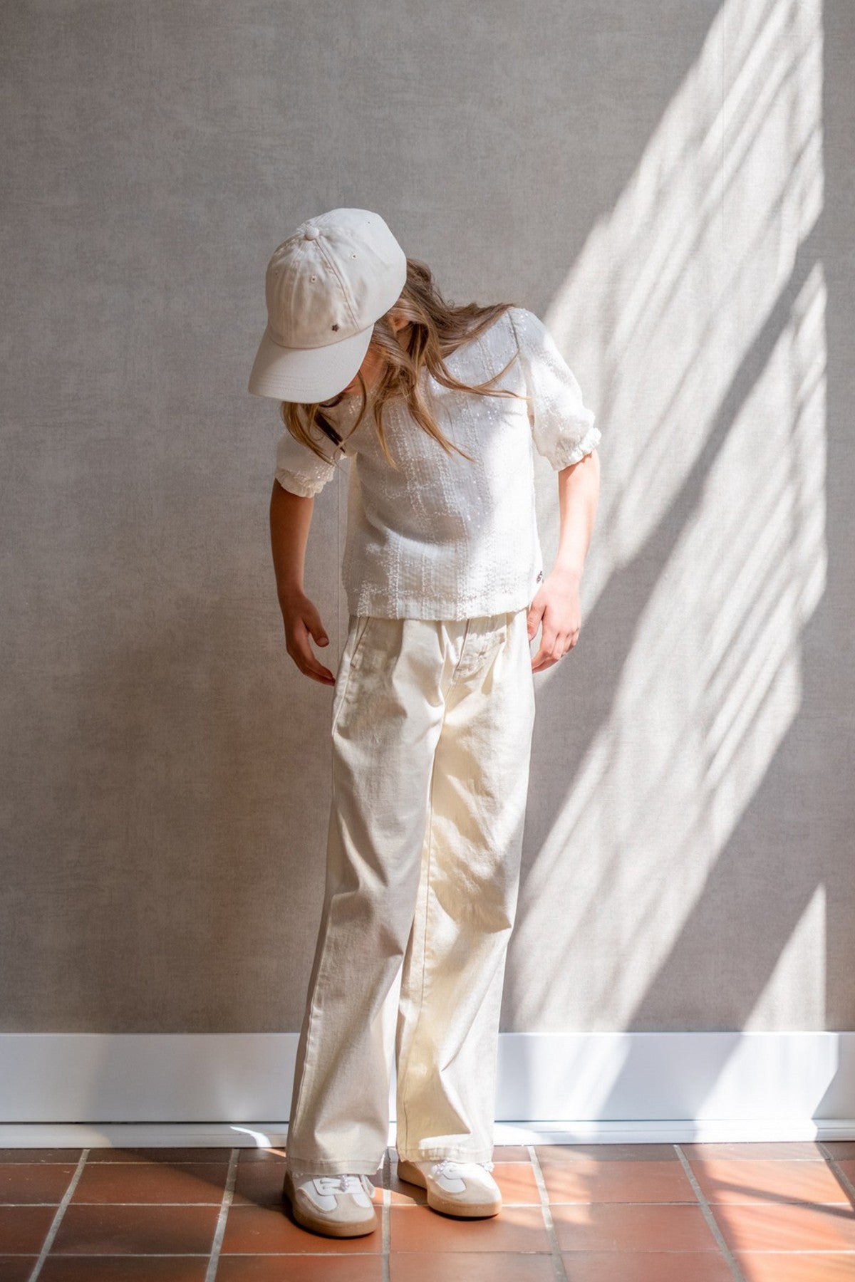 Trendy meisjes coated jeans gestyled met sneakers – fashionable kids outfit by Like Flo