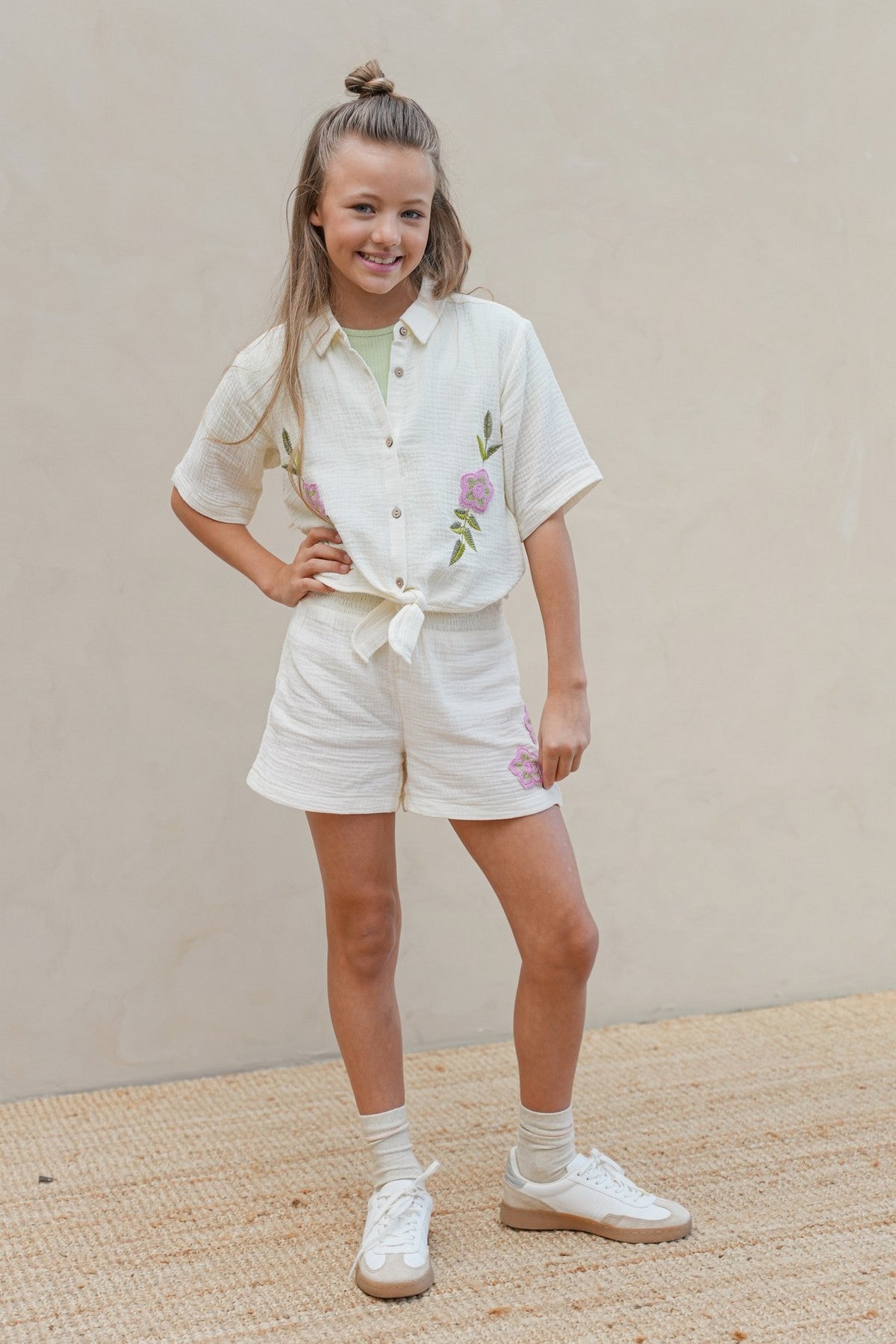 LIKE FLO meisjes short wit mousseline - detail crochet bloem decoratie