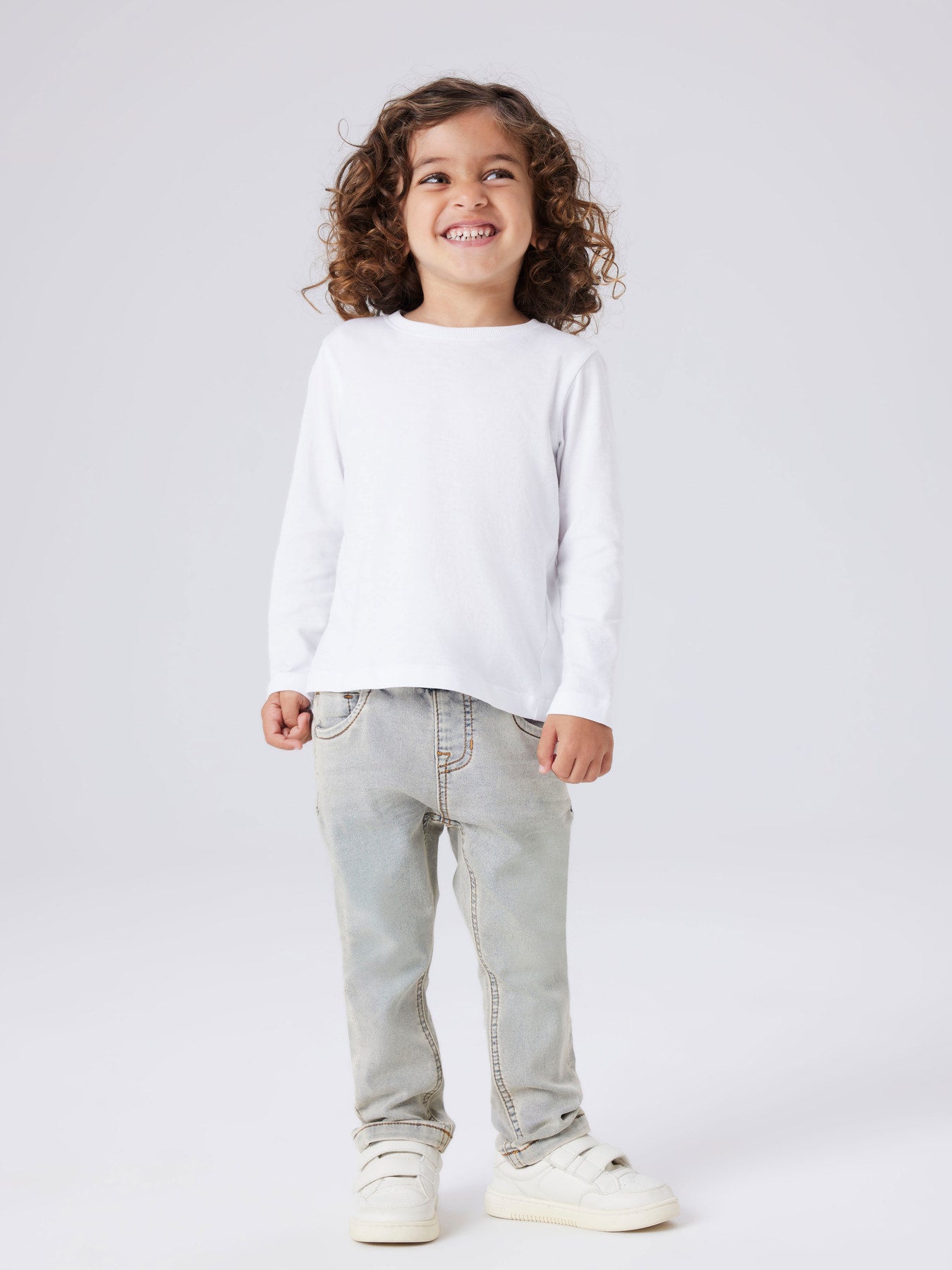 Jongen draagt NAME IT RYAN jogger jeans, complete outfi