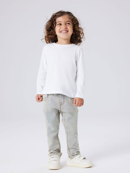 Jongen draagt NAME IT RYAN jogger jeans, complete outfi