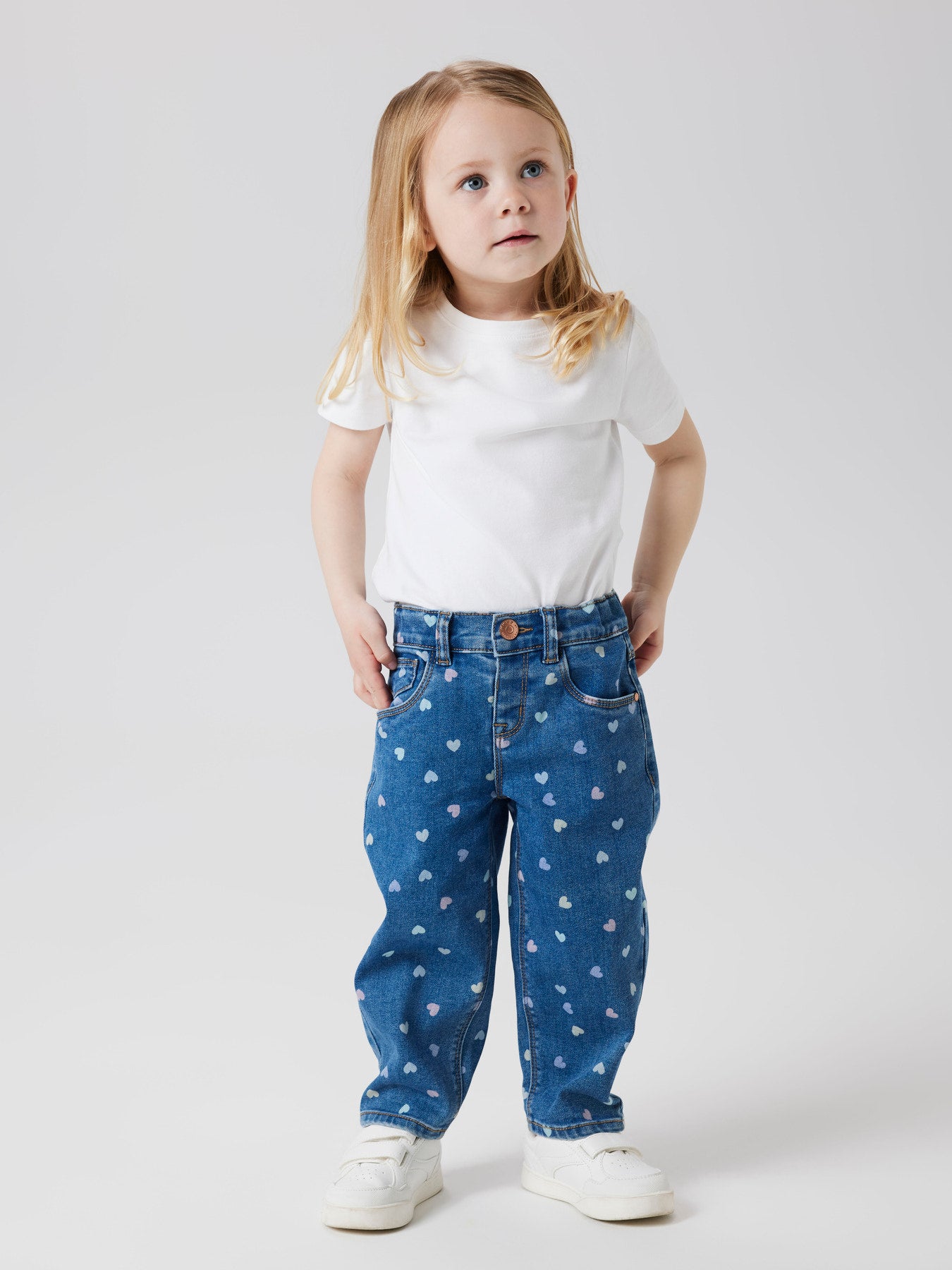 Meisje draagt NAME IT BELLA Mom jeans met hartjesprint, complete outfit