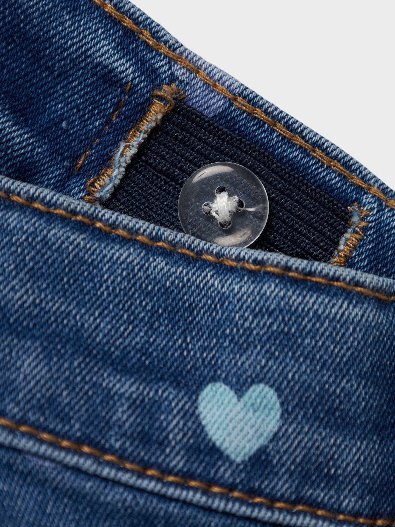 Close-up van hartjesprint op NAME IT BELLA denim jeans
