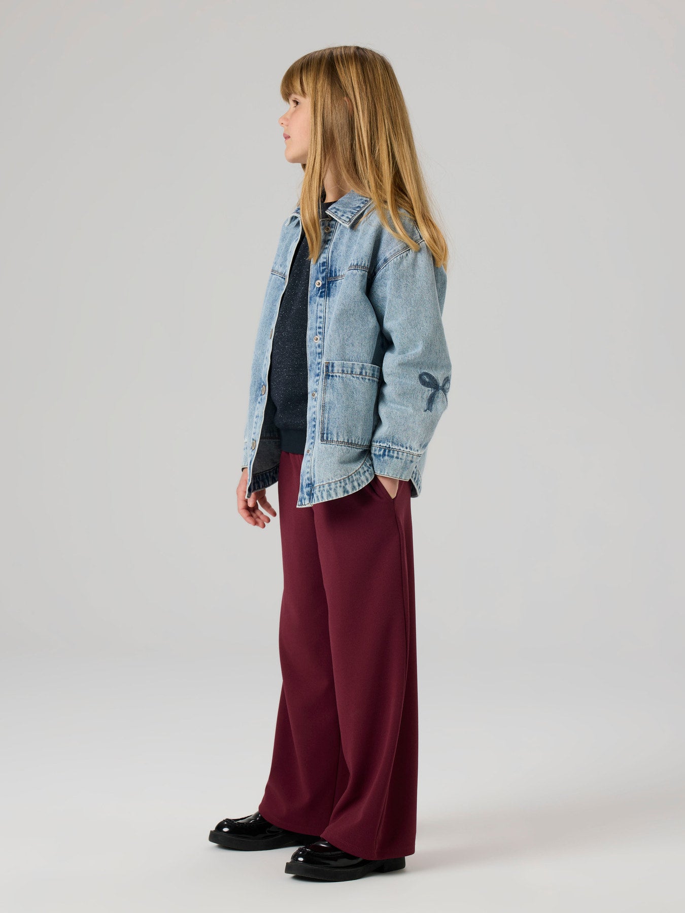 NAME IT Gloria denim jacket - volledig vooraanzicht gedragen door model