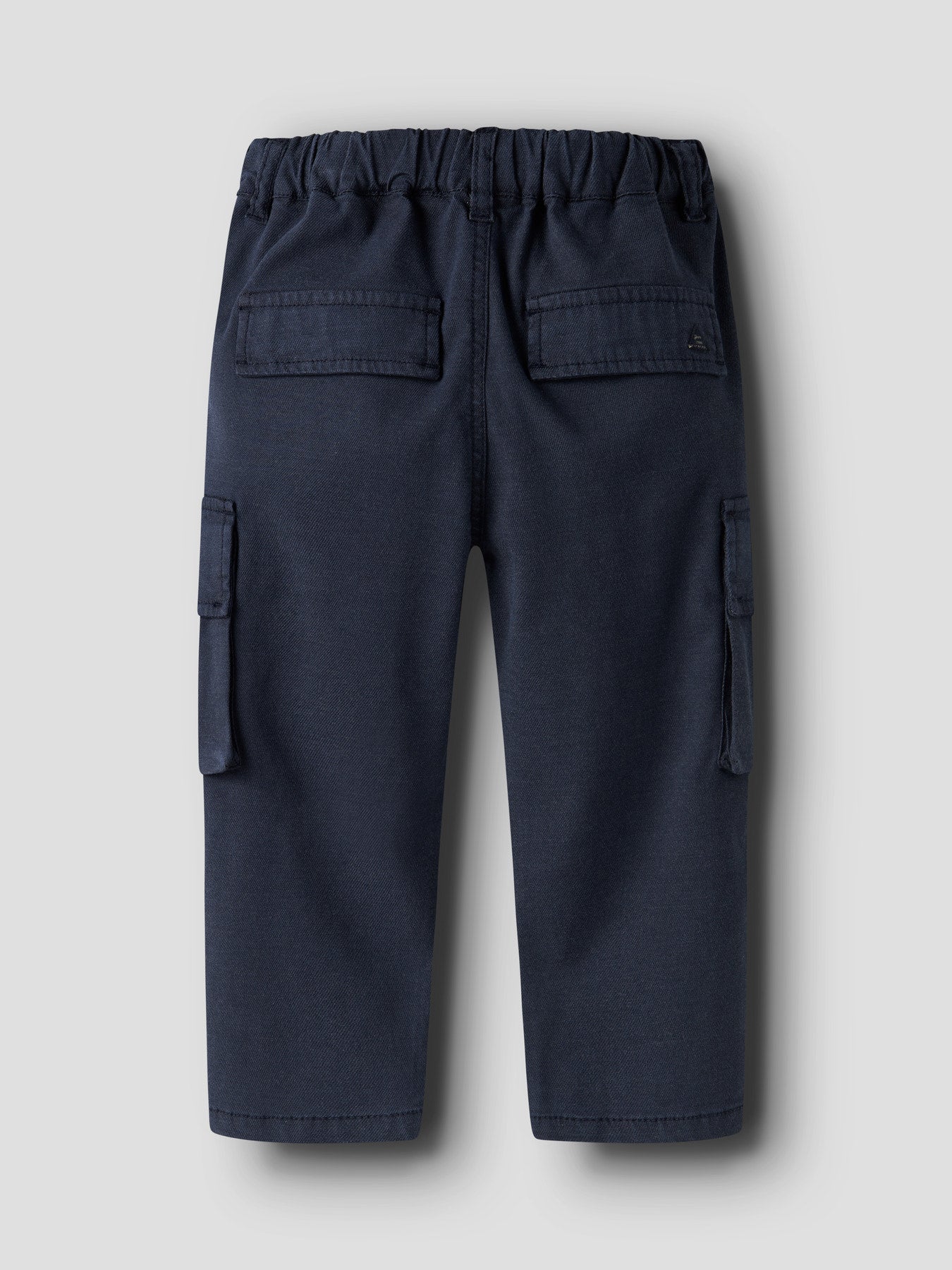 Navy cargo broek voor jongens van NAME IT - achterkant met comfortabele pasvorm