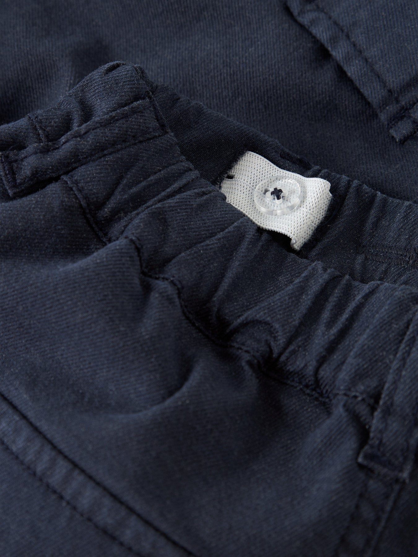 Jongen draagt navy cargo pants van NAME IT - volledige outfit weergave