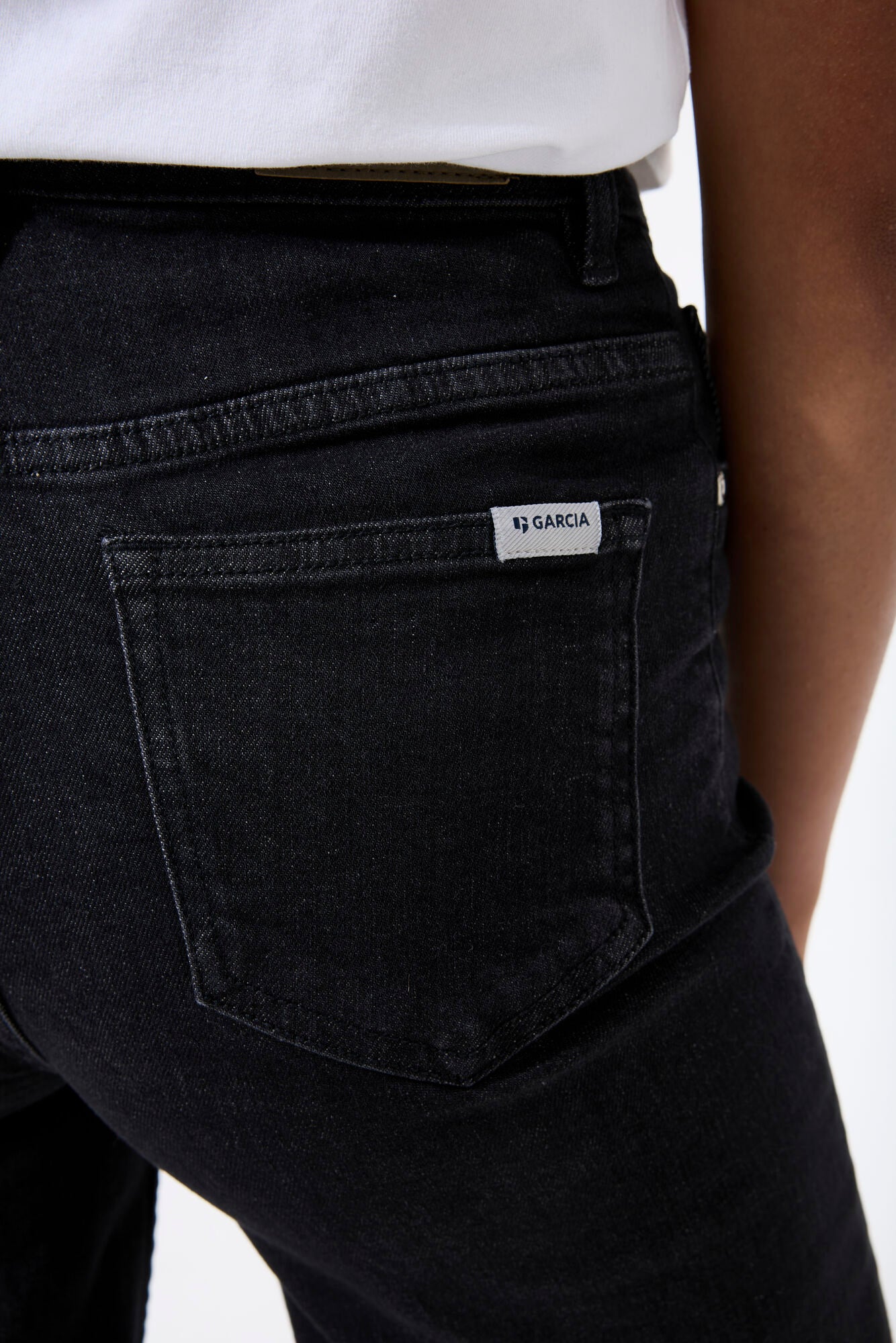 Garcia meisjes jeans zwart wide fit - detail achterzak en pasvorm