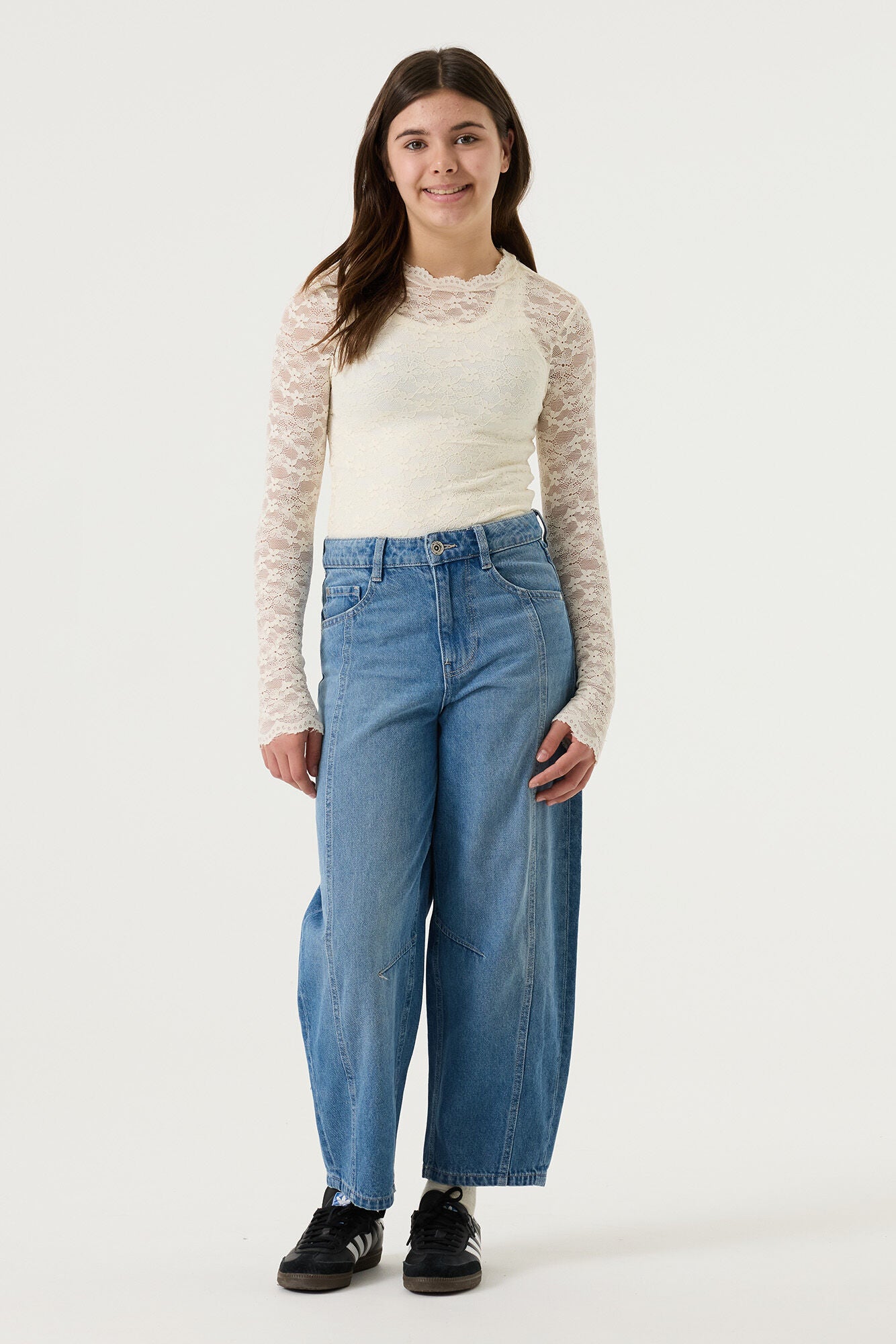 Meisje draagt Garcia lace longsleeve wit - detail kanten afwerking
