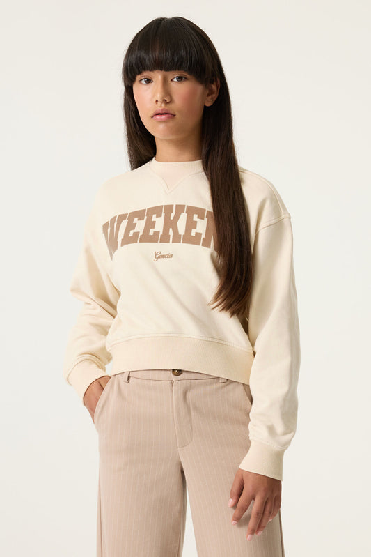 Meisje draagt Garcia beige sweater met Weekend print - detail