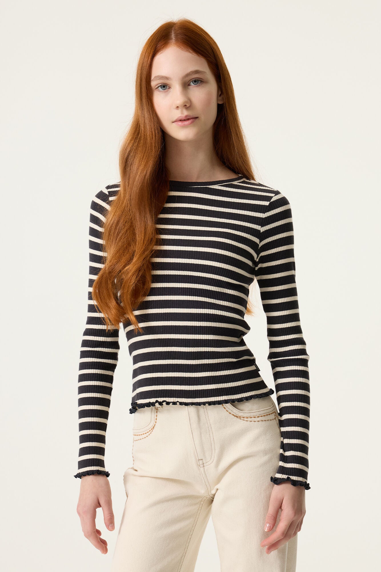 Meisje draagt Garcia longsleeve met zwart-wit strepen - detail