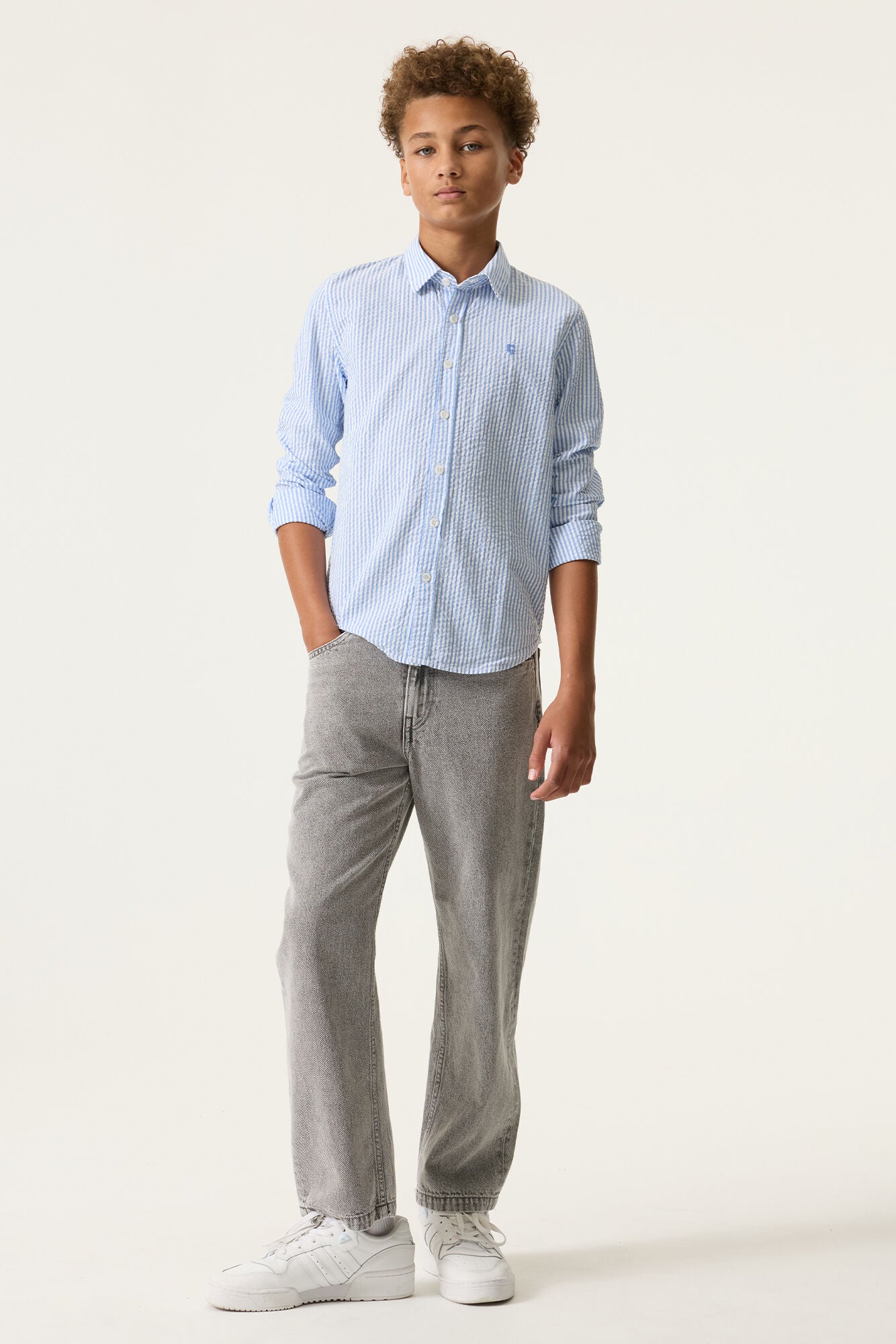 GARCIA Wit-Blauw Gestreept Hemd - Stijlvol Jongens Overhemd - voorkant gestyled